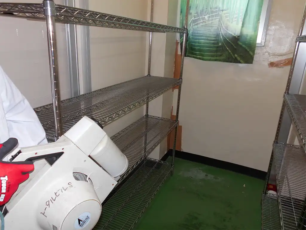 害虫消毒　残留噴霧施工中
