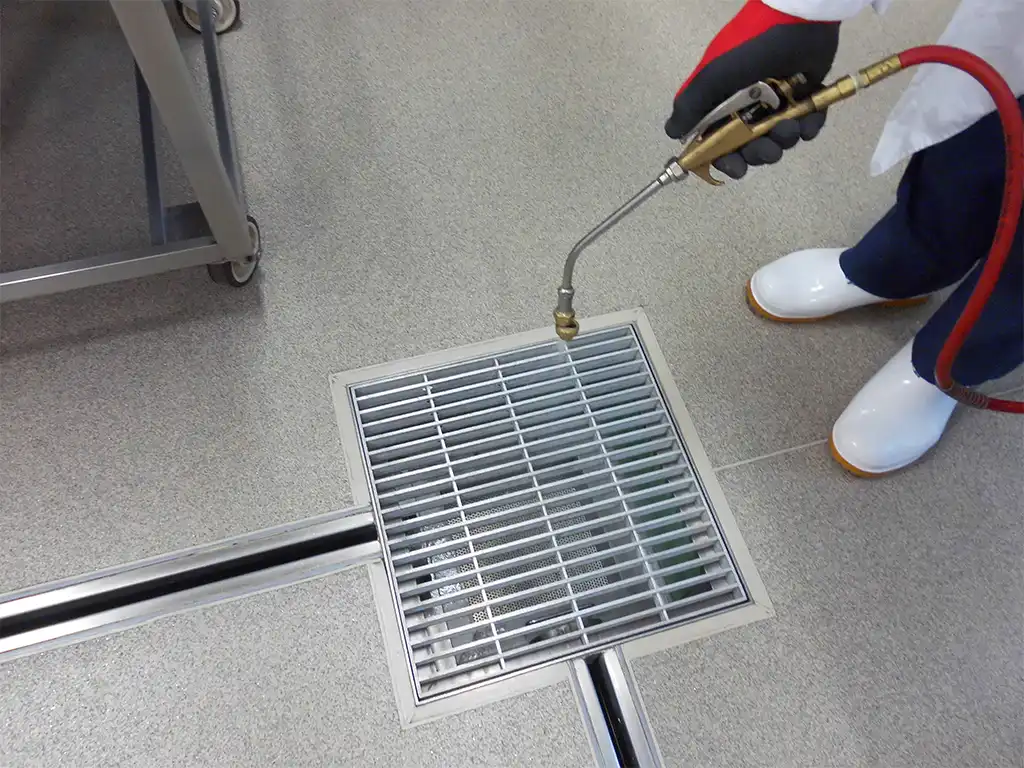 害虫消毒　残留噴霧施工中