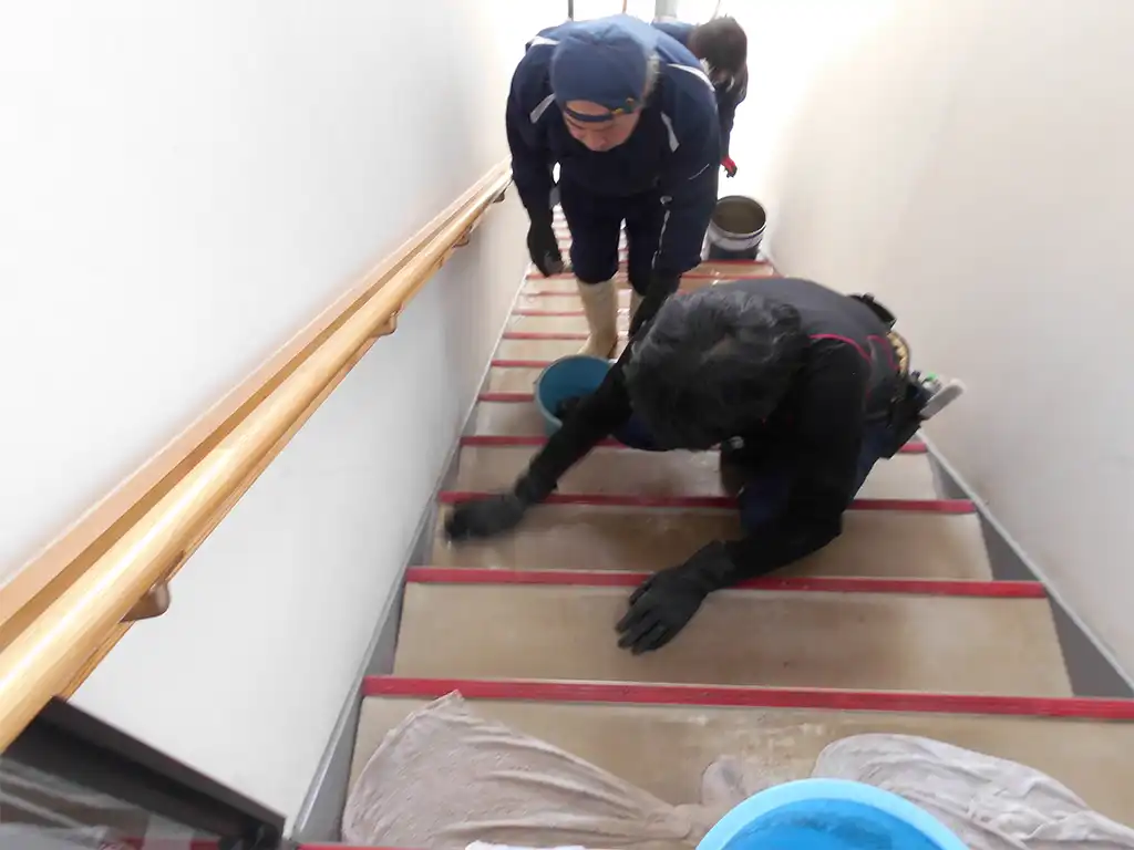 階段清掃　施工中