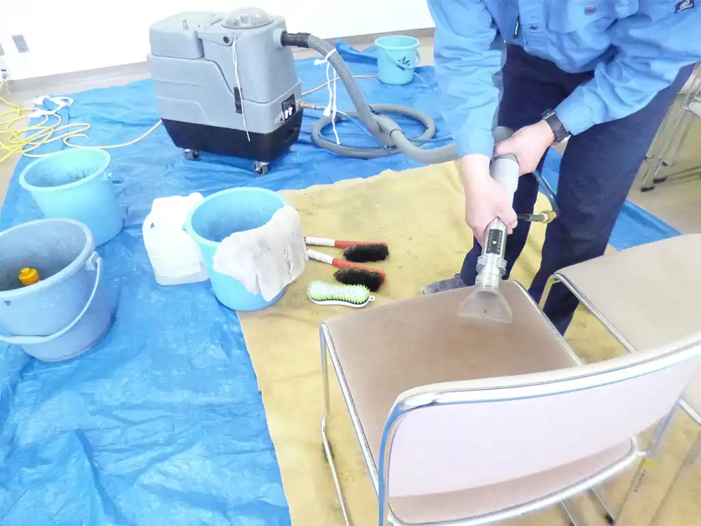 オフィスチェアクリーニング　施工中