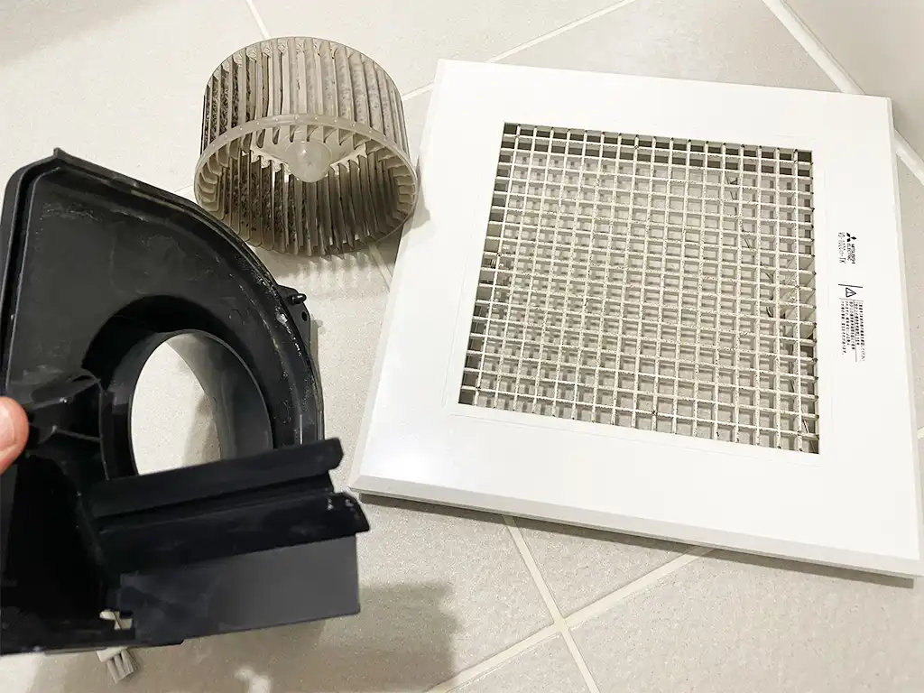 浴室換気扇清掃　施工前