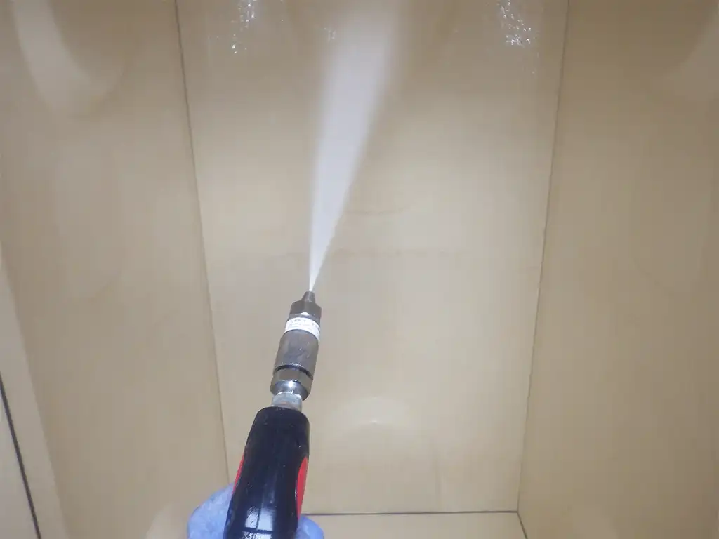 害虫消毒　残留噴霧施工中